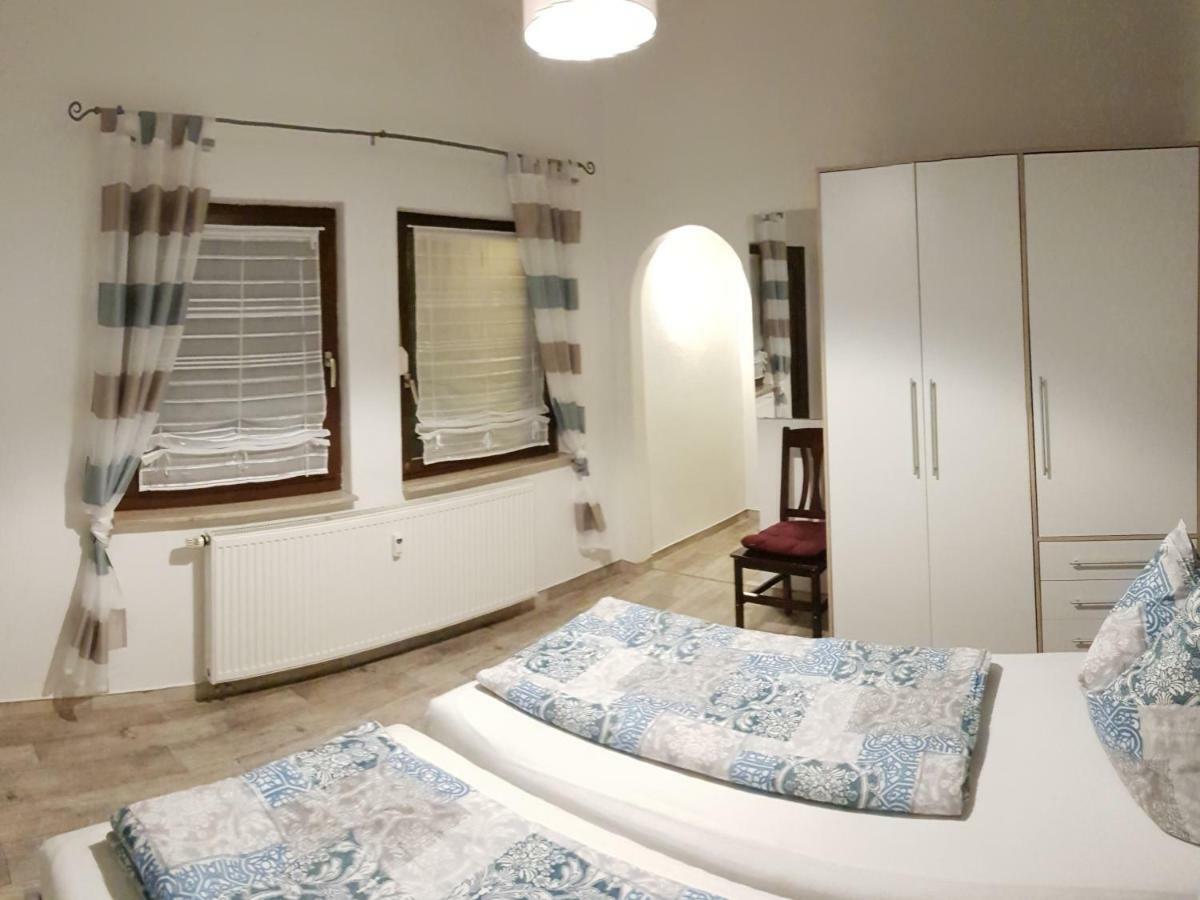 Gaestezimmer & Ferienwohnungen Thon Herbsleben ภายนอก รูปภาพ
